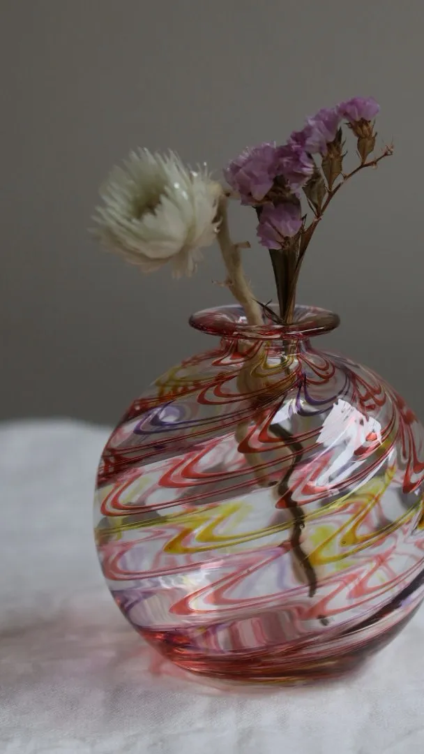 梅雨の季節、しとしとと降り続く雨、空を灰色に染められ、